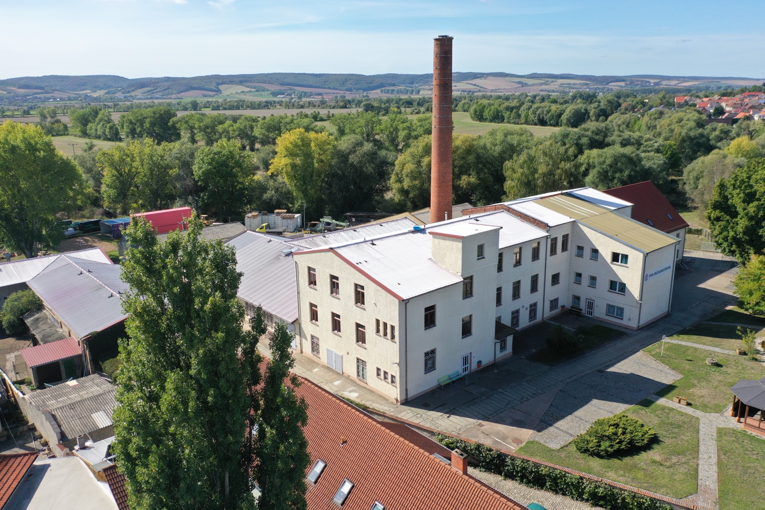 Original-Luftaufnahme der Schuhfabrik mit Schornstein